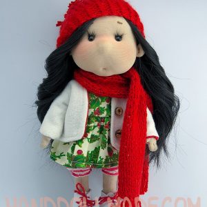 Игровая кукла с красной шапке с помпоном