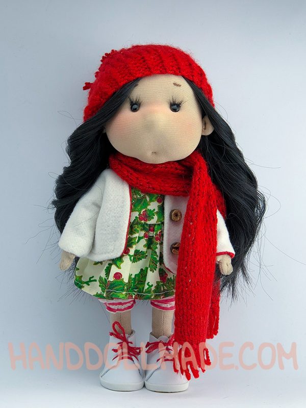 Игровая кукла с красной шапке с помпоном
