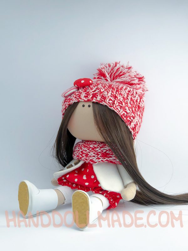 Интерьерная кукла в красном шарфе