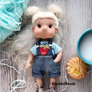 Текстильная игровая кукла в джинсовом комбинезоне