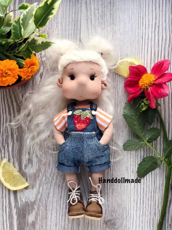 Текстильная игровая кукла в джинсовом комбинезоне